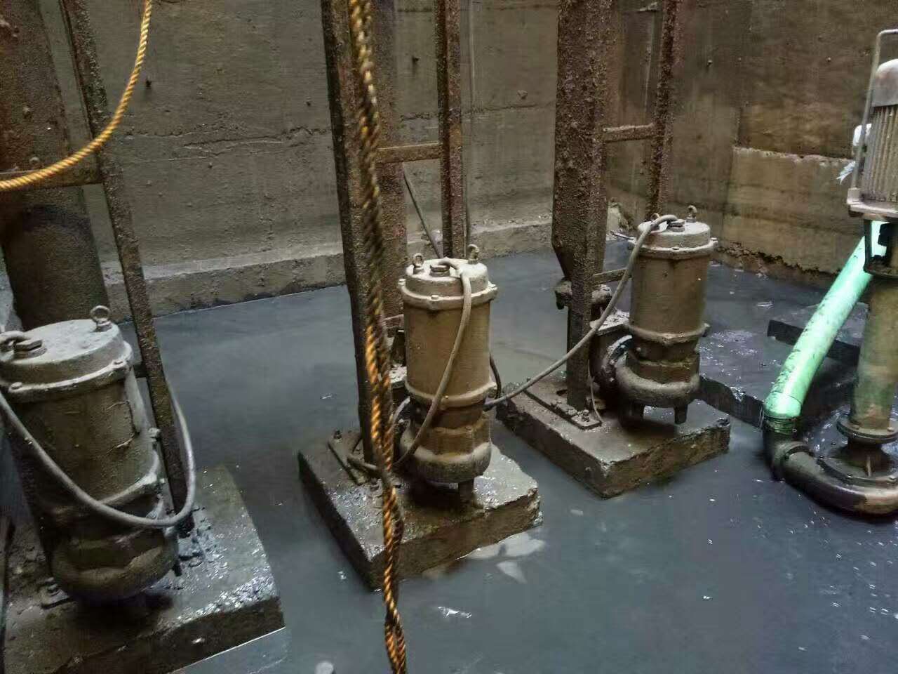 平南污水池清理