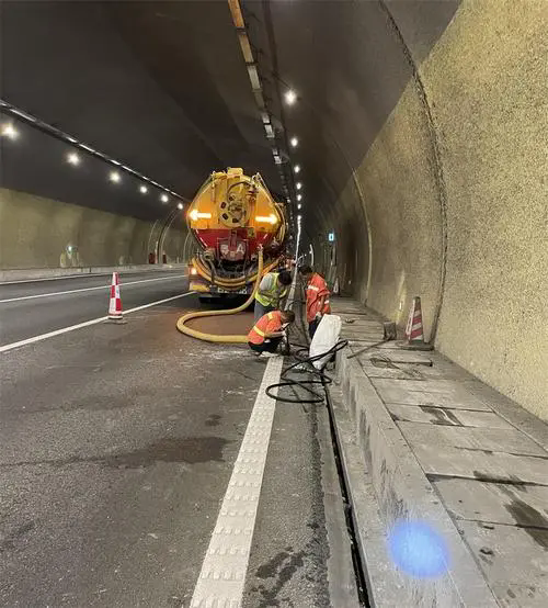 平南隧道排水渠清淤